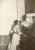 Anna med en katt på Pettersbergs gård, 1919