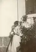Anna med en katt på Pettersbergs gård, 1919