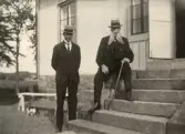 Far och son på trappan till Pettersbergs gård, 1920