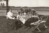 Blomsteruppvaktning utomhus på Pettersbergs gård, 1920