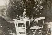 Dukat bord i bersån på Pettersbergs gård, 1918
