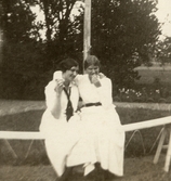 Systrar i trädgården på Pettersbergs gård, 1920