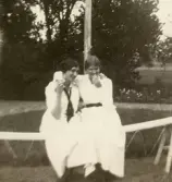 Systrar i trädgården på Pettersbergs gård, 1920