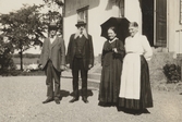 Med vänner i solen framför Pettersbergs gård. 1920
