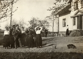 Samling i solen på Pettersbergs gård, 1920