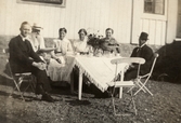 Kaffebordet är dukat på Pettersbergs gård, 1920