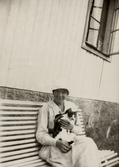 Ester med katt i famnen på Pettersbergs gård, 1920