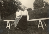 Maria med väninna på ljugarbänken på Pettersbergs gård, 1920