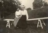 Maria med väninna på ljugarbänken på Pettersbergs gård, 1920