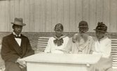 Far och tre vuxna barn på Pettersbergs gård, 1918