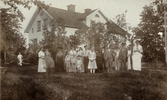 Uppställning framför fotografen på Pettersbergs gård, 1916