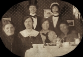 Samling runt kaffebordet på Pettersbergs gård, 1916