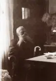 Axel Larsson i korgstolen på Pettersbergs gård, 1920-tal