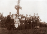 Midsommarsällskap på Pettersbergs gård, 1919