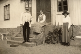 Familjen Larsson vid gårdstrappan till Pettersbergs gård, 1920-tal