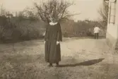 Ester på gårdsplanen vid Pettersbergs gård, ca 1920