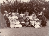 Stor familjegrupp i trädgården, 1900 ca