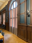 Söderhamns rådhus, sessionssalen, fönster, panel, målad vägg.