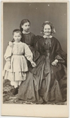 Porträtt på Gustafva Ljung med hennes dotters barn, Halldéns.