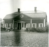 Hed sn, Bysala.
Exteriör av Bysala skola. 1930-1940-tal.