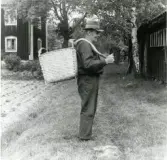 Himmeta sn, Tveta by.
Man med spånkorg. C:a 1925-1930.