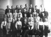 Klassfoto, avgångsklass 7 a år 1920 i Norra Folkskolan i Halmstad med läraren Karl Knutsson. Namnen anges endast radvis, placering framgår ej.
Första raden: Ragnar Paulsson; Sture Hansson; Valter Karlsson; Karl Holmström; Bertil Orreus; Erik Andersson; Gustaf Qvint; Gustaf Hansson.
Andra Raden: Sven Nilsson; Gunnar Persson-Stålheden; Edvin Kjöllerström; Ernst Peters; Helge Svensson, Sven Ney; Bror Adamsson; Åke Svensson.
Tredje raden: Uno Johansson; Tage Nilsson; Axel Cato; Åke Johansson; Gustaf Hansson; Lars Bertilsson; Ragnar Berg; Helge Stjärnström
Fjärde raden: Gösta Nilsson; Ernst Lagerberg; Harry Svensson; Torsten Bengtsson; Gustaf Jansson; Gösta Andersson; Uno Johansson; Folke Nilsson