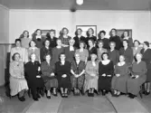 Personalgrupp. Bild 1: Gruppbild på lärarinnekåren i Varberg år 1948.
Bakre raden fr.v: ?, Gunborg Fagrelius, Hagaskolan, ?, Maja Ottosson, Älvsereds skola, Kerstin Linton Johansson, Hagaskolan, Ingeborg eller Karin Rydberg, Hagaskolan, Estrid Larsson, Backa småskola, Alva Persson, Rosenfredsskolan, Agnes Persson, Gamlebyskolan.
Mellersta raden: Karin Nordhild Reftel, Rosenfredsskolan, Signe Börjesson Carlsson, Kulla skola, Veddige, Elin Eriksson, Sandhems småskola, Veddige, Anna Svensson, Träslövs kyrkskola, Linnea Andersson, Jerlöfs småskola, Veddige, (ev. Ingeborg Eliasson, Rosenfredsskolan), Selma Claesson, Ås kyrkskola, Derome, Annie Berntsson, Sällstorps småskola, Elsa Gunnesson, Vare skola, Träslöv, ?, Edit Larsson, Tvååkers kyrkskola, ?.
Sittande: Emma Santesson, Vbg, ?, Elsa Eliasson, Lindberga skola, Ester Johansson, Rosenfredsskolan, Rut Jansson, ordförande i förbundet, Rosenfredsskolan, Klara Bartholdsson, Hjärtareds småskola, Signe Conradsson, Syllinge småskola, Veddige, Hanna Andersson, Ås småskola, Åskloster, Karin Fröding, Rosenfredsskolan.
Bild 2: Lärarinnekårens styrelse. Småskollärarinnornas förbund i Varberg. De hade sammankomst en gång om året.