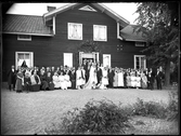 Grupporträtt, bröllop, framför hus. Bergström, Brunna
Ur Gustaf Åhmans samling.
