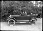 Grupporträtt. Tre personer sitter i en bil. Signe Malmgren, Kolbäck.
Ur Gustaf Åhmans samling.