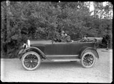 Grupporträtt. Tre personer sitter i en bil. Signe Malmgren, Kolbäck.
Ur Gustaf Åhmans samling.