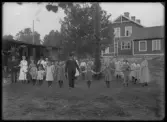 Grupporträtt utomhus, Kolbäcks barnhem.
Ur Gustaf Åhmans samling.