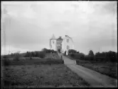 Grupporträtt framför hus. Berg, Herrevad, Hallstahammar
Ur Gustaf Åhmans samling.