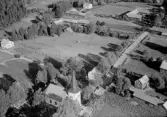 Flygfoto över Äppelbo och kyrkan år 1954.