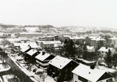 Mölndal en vinterdag 1993-1994. Vy över bostadsbebyggelse i Bosgården. I bakgrunden även bebyggelse i Trädgården.