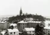 Mölndal en vinterdag 1993-1994. Vy över bostadsbebyggelse i Bosgården mot Fässbergs kyrka.