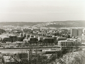 Mölndal en vinterdag 1993-1994. Vy från Trädgården mot bebyggelse i Bosgården. Till vänster Mölndals stadshus och Folkets Hus.