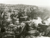 Vy mot bebyggelse i Mölndals Kvarnby en vinterdag 1993-1994. I bildens mitt ses gamla polishuset med adress Forsåkersgatan 19. Vid fototillfället inrymde byggnaden Mölndals Museum. Till vänster går Rygatan upp.