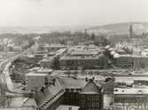 Mölndal en vinterdag 1993-1994. Vy från Trädgården, över Kvarnbyskolan, mot bebyggelse i Mölndals centrum. Till vänster Mölndals Bro, till höger Fässbergs kyrka.