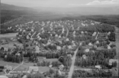 Flygfoto över Björkås. Det finns ytterligare ett ortsnamn som samhör med detta foto: Grängesberg.