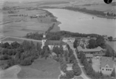 Flygfoto över Gustafs kyrka år 1933. Läs mer om Gustafs kyrka i boken: Dalarnas kyrkor i ord och bild.