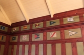 Klubbhuset vid Huseliiharen, samlingssal, igenkänningsflaggor.
