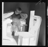 BARNMÖBLER OCH LEKSTUGA I WELLPAPP