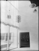 Stockholmsutställning 1930
Interiör med lampor, bakgrund porslinsutställning.