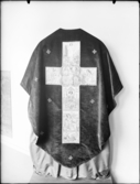 Stockholmsutställningen 1930
Mässhake med latinskt kors. Korset är uppbyggt av bilder.