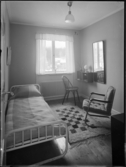 Stockholmsutställningen 1930
Sovrum med säng, fåtölj och stol, toalettbord och spegel.