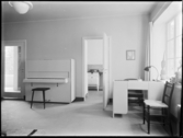 Stockholmsutställningen 1930
Rum med piano och skrivbord. Utblick mot kök.