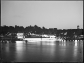 Stockholmsutställningen 1930
Nattbild över vatten mot akvarium och restaturang Gröna udden