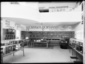 Stockholmsutställningen 1930
Utställningslokal i två våningar. Nordiska bokhandeln i bottenvåningen, fotografiskt repotage om modern tidningsteknik i övervåningen.
