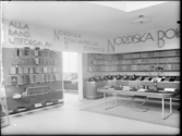Stockholmsutställningen 1930
Interiör. Utställning av Nordiska bokhandelns bokbinderi.