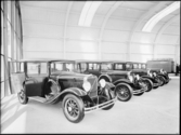 Stockholmsutställningen 1930
Fyra bilar i en utställningshall. Postvagn i fonden.